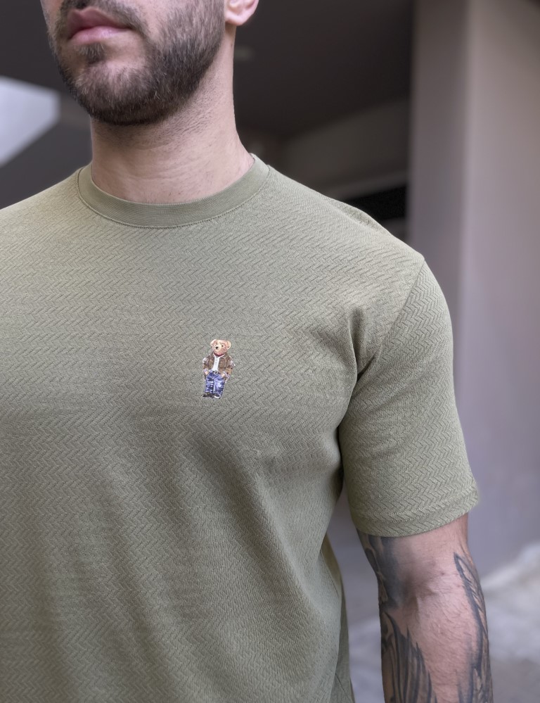 Ανδρικό βαμβακερό λαδί T-shirt με ανάγλυφο ύφασμα και στάμπα στο στήθος TPM1069 φωτογραφία